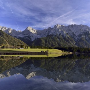 Schmalensee mit Blick auf die Buckelwiesen und Wasserspielgelung des Karwendels, © Alpenwelt Karwendel | Stefan Eisend
