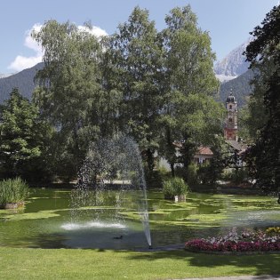 Der Kurpark Puit im Mittenwalder Ortsteil Gries lädt zum Entspannen ein, © Alpenwelt Karwendel | Rudolf Pohmann 