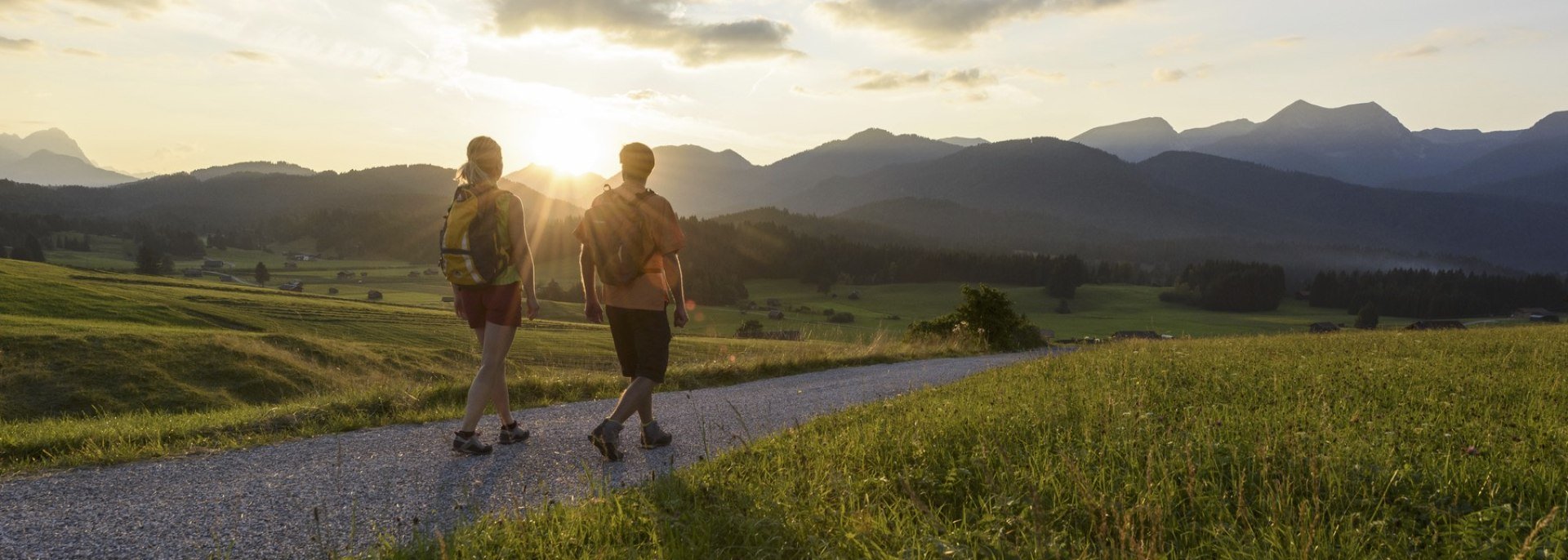 Sonnenuntergang an den Buckelwiesen zwischen Mittenwald, Krün und Wallgau., © Alpenwelt Karwendel | Wolfgang Ehn