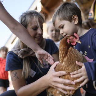 Tierische Erlebnisse beim Kinderprogramm der Alpenwelt Karwendel, © Alpenwelt Karwendel | Philipp Gülland