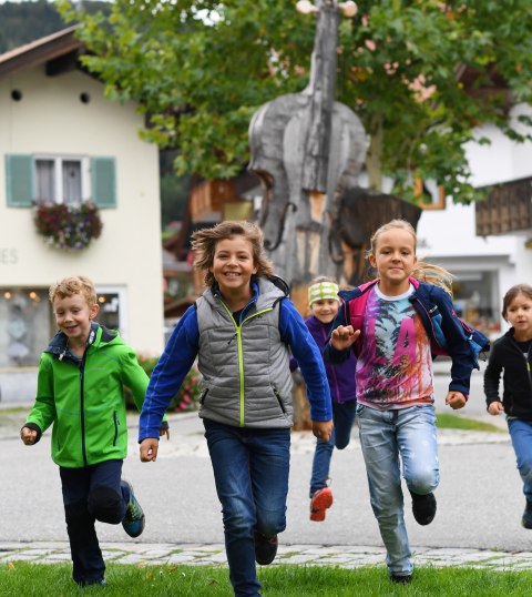 Spaß rund um den Geigenbaum in Mittenwald, © Alpenwelt Karwendel | Angelika Warmuth