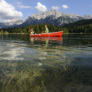 Familie mit Ruderboot auf dem Lautersee bei Mittenwald , © Alpenwelt Karwendel | Zugspitz Region GmbH