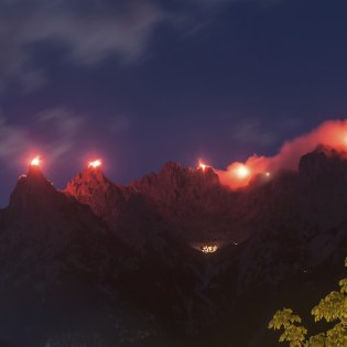 Leuchtende Berggipfel beim Johannifeuer in Mittenwald, Krün und Wallgau, © Alpenwelt Karwendel | Peter Schwarzenberger