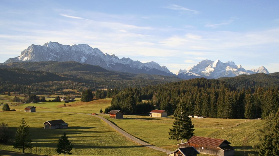 Bergpanorama von den Buckelwiesen zwischen Mittenwald und Krün, © Alpenwelt Karwendel | Wera Tuma