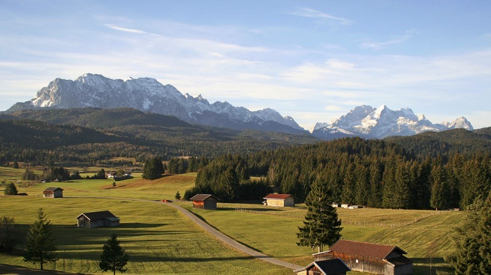 Bergpanorama von den Buckelwiesen zwischen Mittenwald und Krün, © Alpenwelt Karwendel | Wera Tuma