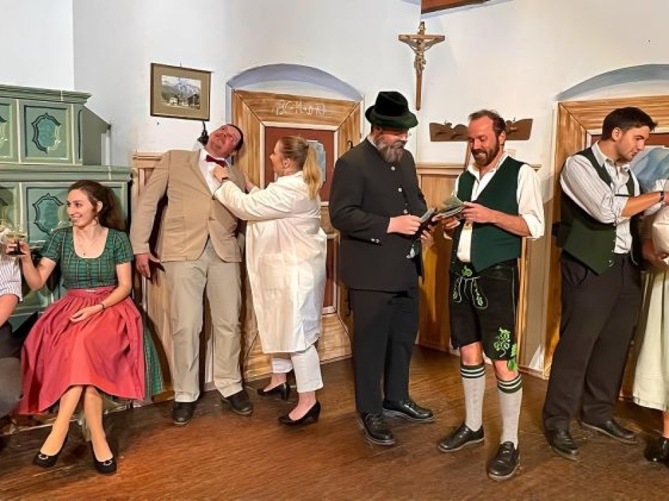 Bauerntheater der Theatergruppe Krün mit dem Stück - Der Hallodri, © Theaterverein Krün e.V. | Petra Reindl