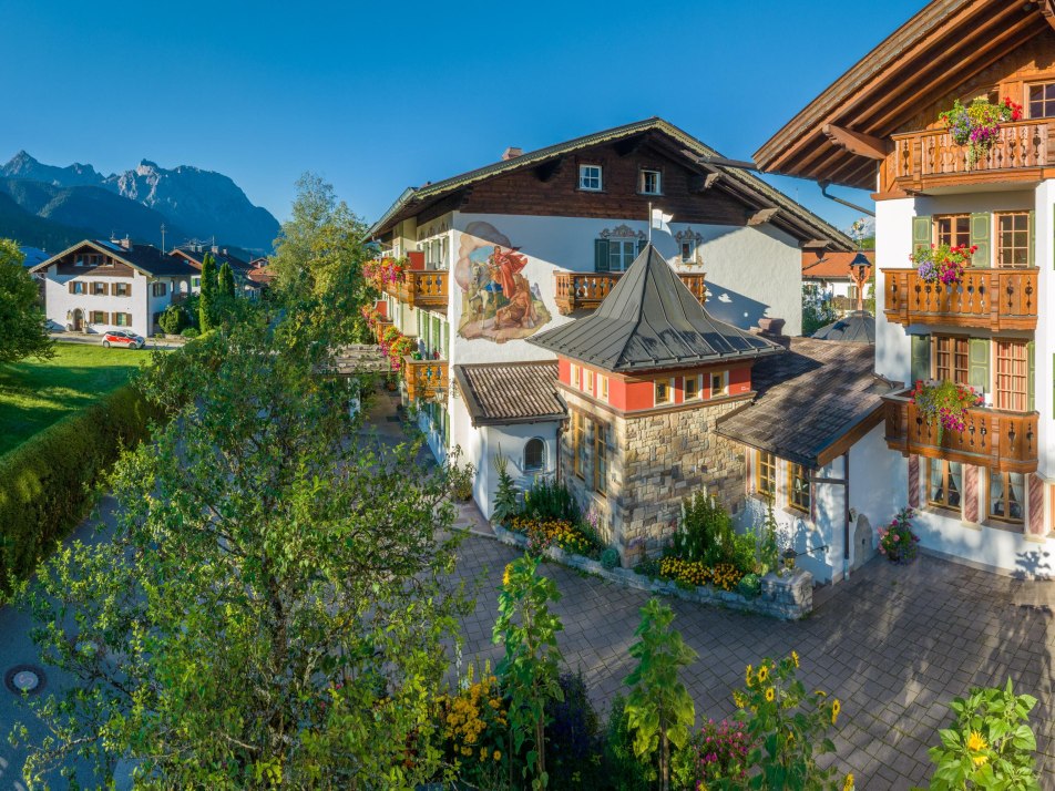 Hotelansicht Nord mit Karwendelgebirge, © Schober