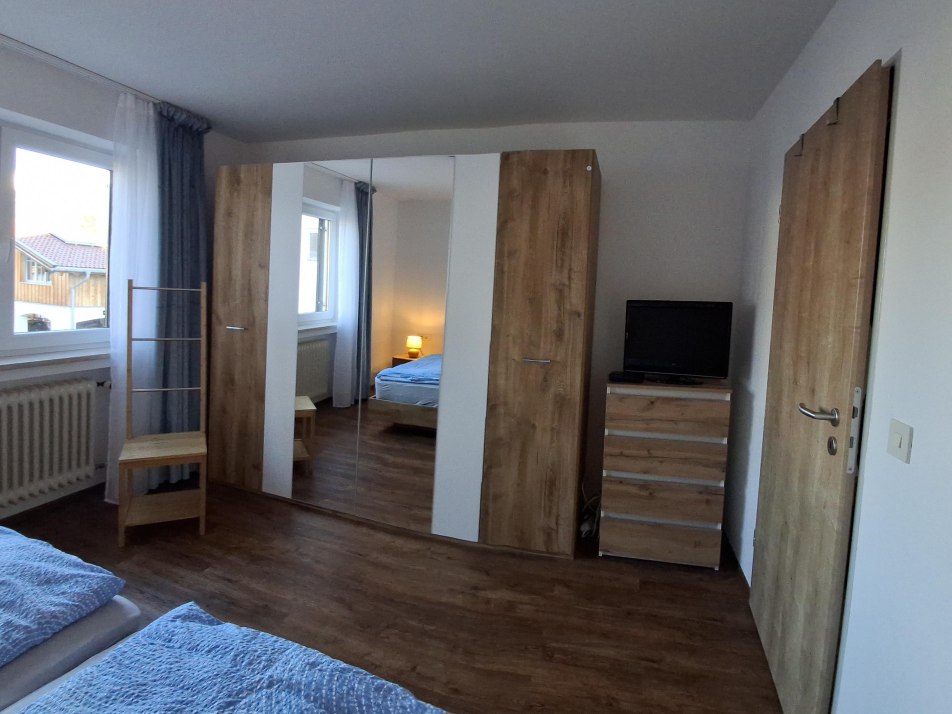 Schlafzimmer mit großem Schrank und Kabel-TV