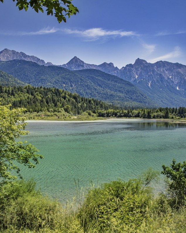 Sommerlicher Isar-Stausee bei Krün, © Alpenwelt Karwendel | Marcel Dominik