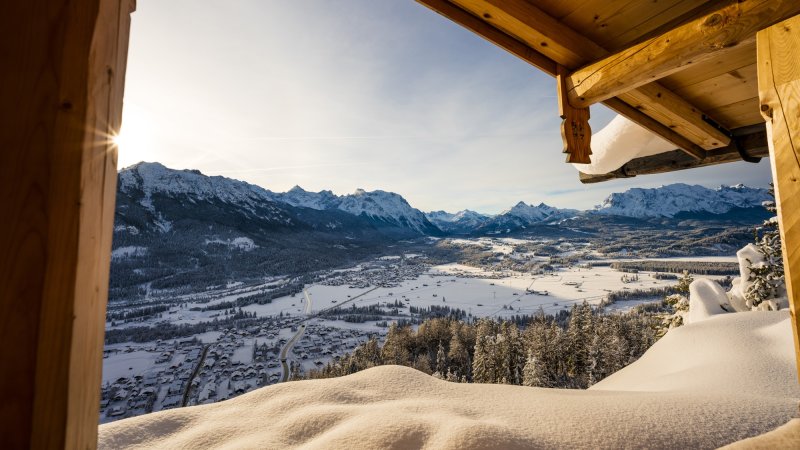 Verschneites Isartal mit Karwendel, eingefangen vom Krepelschrofen bei Wallgau, © Alpenwelt Karwendel | Paul Wolf
