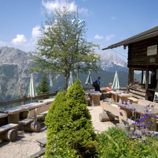 Blick auf die Sonnenterrasse der Brunnsteinhütte, © Barbara und Hans-Peter Gallenberger