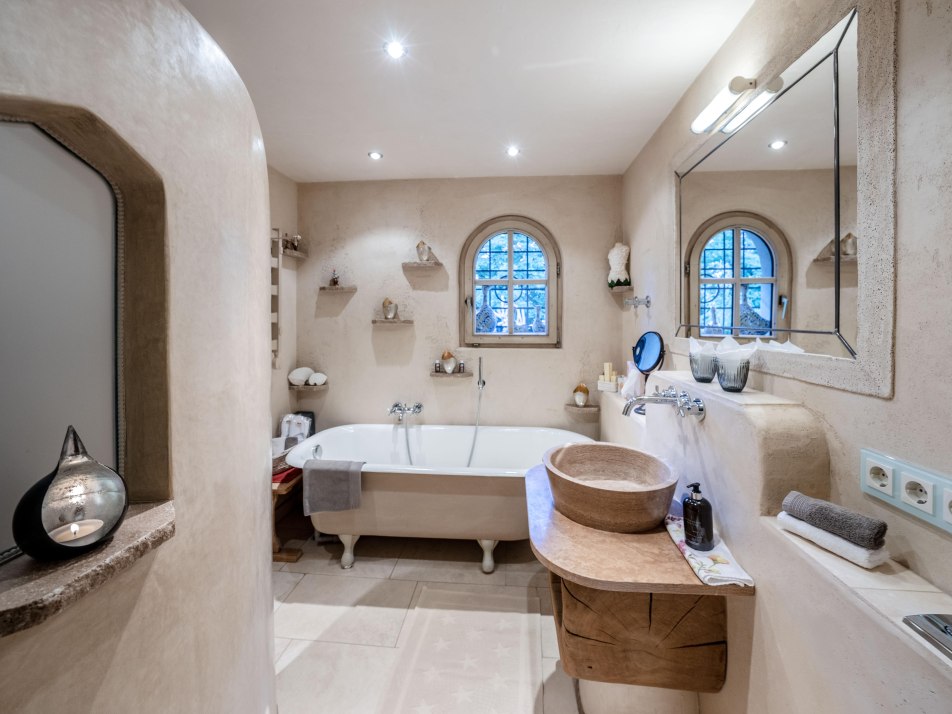 Four poster bed indulgence 