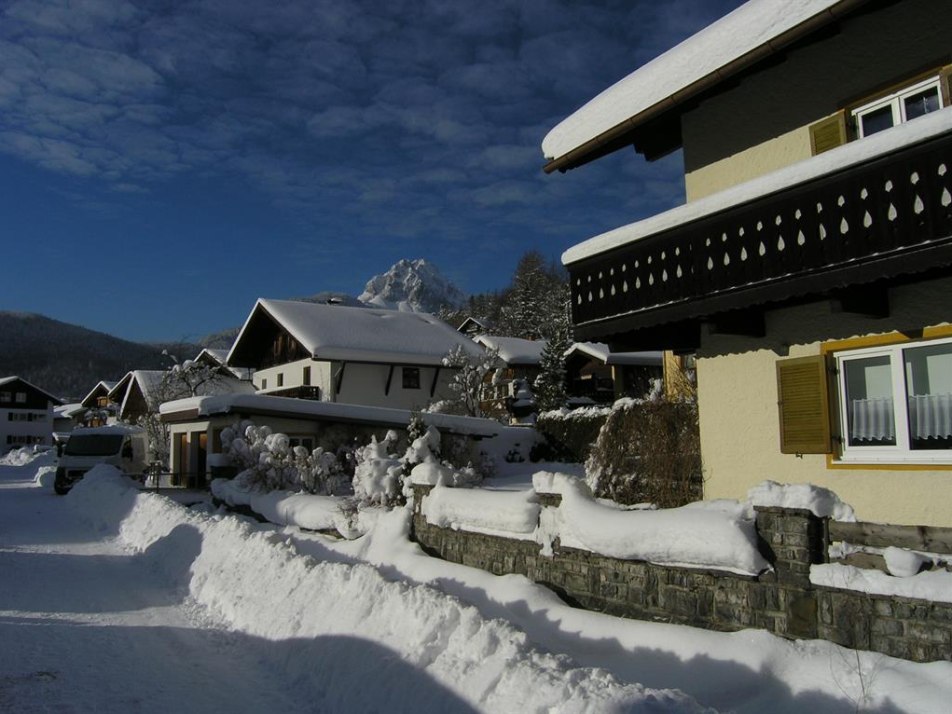 Blick in Garten mit Wetterstein