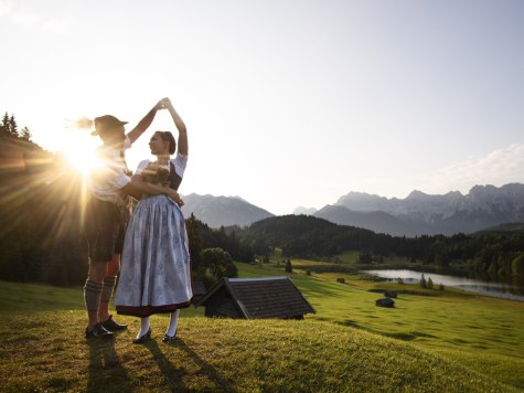 Typische Trachtler im Morgenlicht des Geroldsee bei Krün, © Alpenwelt Karwendel | Philipp Gülland